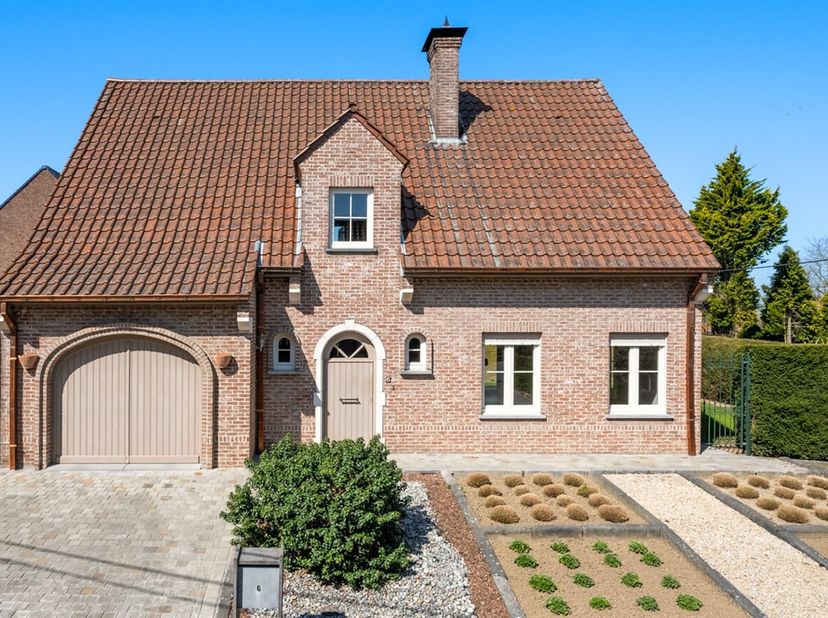 Deze mooie open bebouwing werd gebouwd in 1990 op een perceel van 618m². Gelegen in een zeer rustige straat is deze woning de perfecte gezinswoning. &lt;