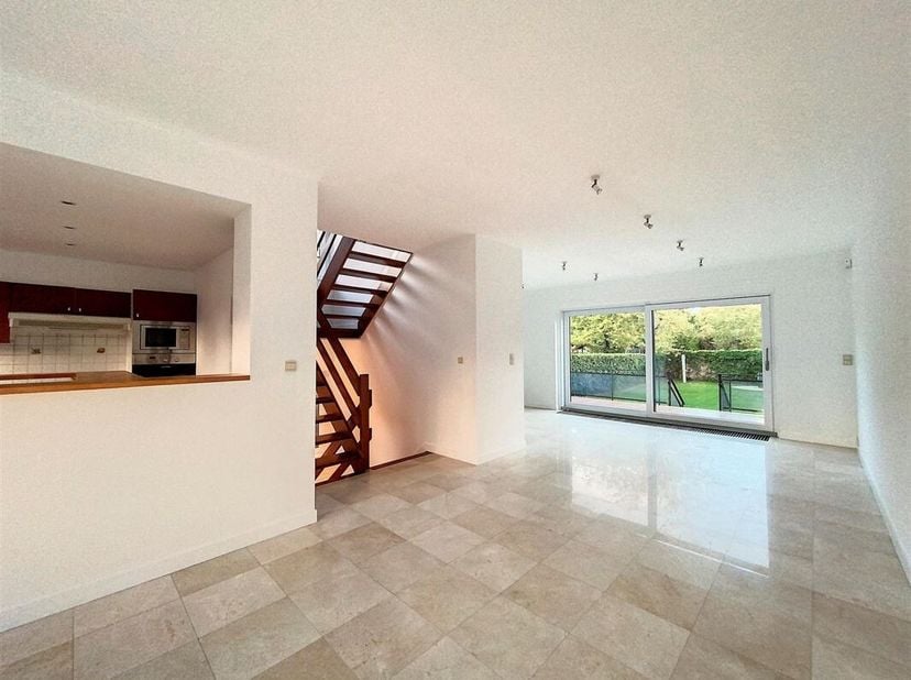 Dans charmant clos résidentiel et calme, agréable maison de 250m² avec grand jardin et terrasse arrière. 1 garage + 2 emplacements de parkings.  Compo