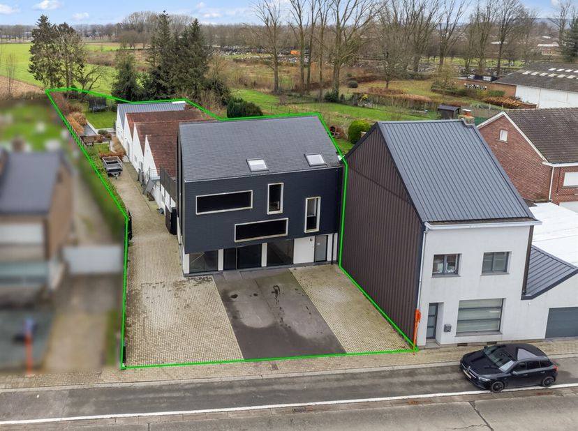 Op strategische toplocatie, langsheen de uitvalsweg Denderhoutembaan, ter hoogte van nummer 195, bevindt zich dit veelzijdig gebouw met moderne uitstr