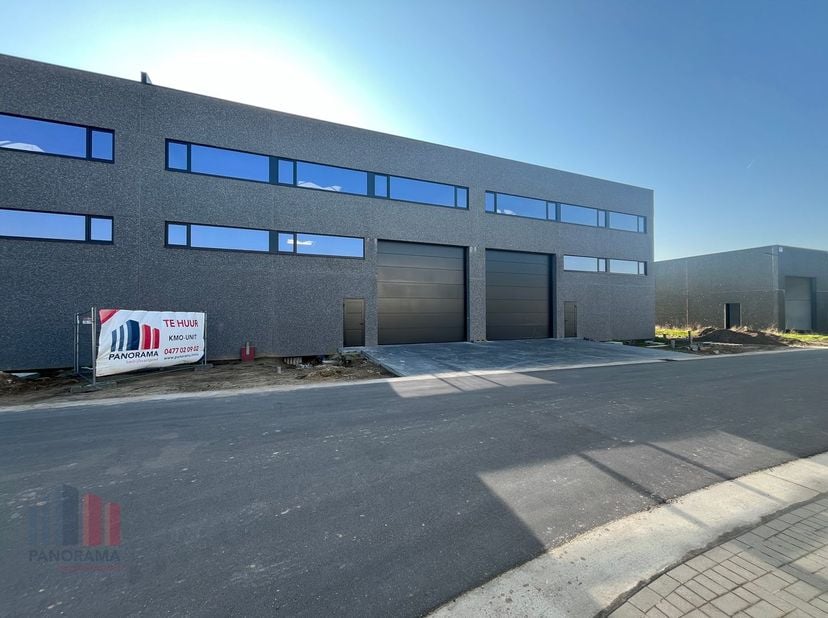 Uitstekend gelegen nieuwbouw KMO-unit met een oppervlakte van +/- 490 m² te huur op amper 2,1 km van de Hendrik Consciencelaan (N9) met onmiddellijke