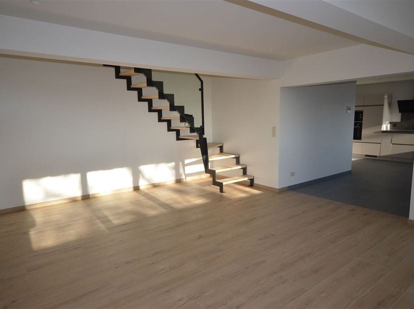 Première occupation - Idéalement située dans un quartier résidentiel calme et agréable de Frasnes, magnifique maison 3 façades, entièrement rénovée, j