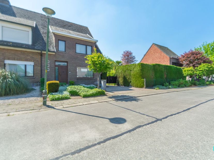 Verkocht op de Bordes-bezoekdag. Compromis in opmaak. Deze te renoveren halfopen bebouwing is gelegen op een perceel van 465 m² en beschikt over een b