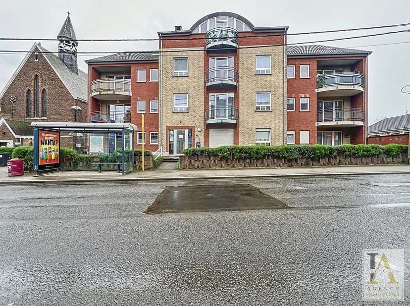 Niché dans une petite copropriété récente de 16 entités, ce charmant petit appartement en excellent état bénéficie du calme et de l&#039;ensoleillement grâ