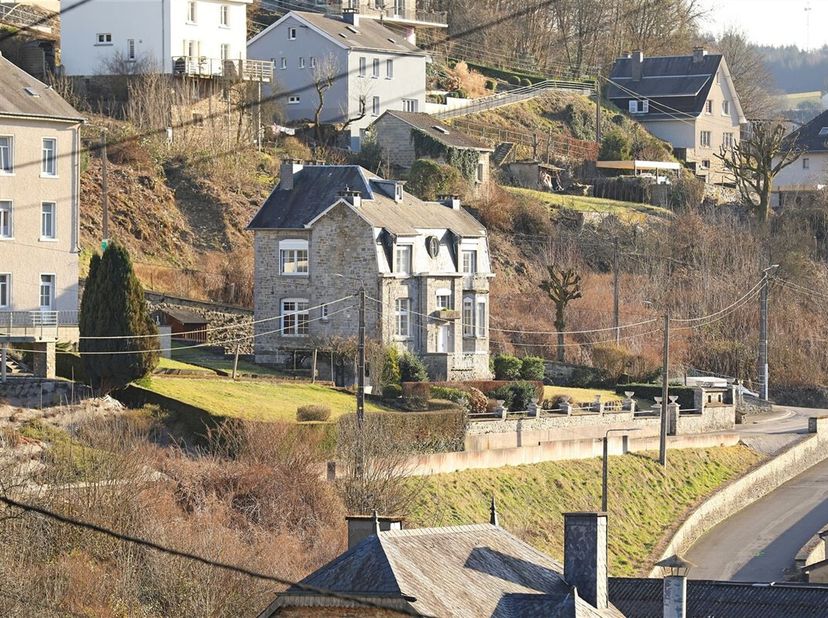 Maison 4 façades en pierres de pays sur un terrain de 650 m² située sur les hauteurs de la ville de Bouillon-sur-Semois.&lt;br /&gt;
Construction sur 4 nive