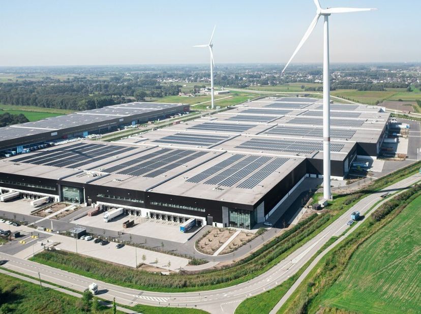 14624m² magazijn met 2122m² mezzanine en 1360m² kantoorruimte&lt;br /&gt;
Ligging: op bedrijvenzone Rieme-Noord in North Sea Port aan de Gentse haven, op 1,