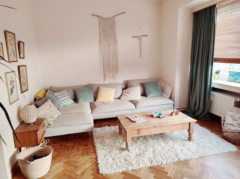 Bel appartement de +- 65m² habitables dans un petit immeuble sans ascenseur et composé de :&lt;br /&gt;
- 1 beau hall d&#039;entrée en carrelage imitation parque