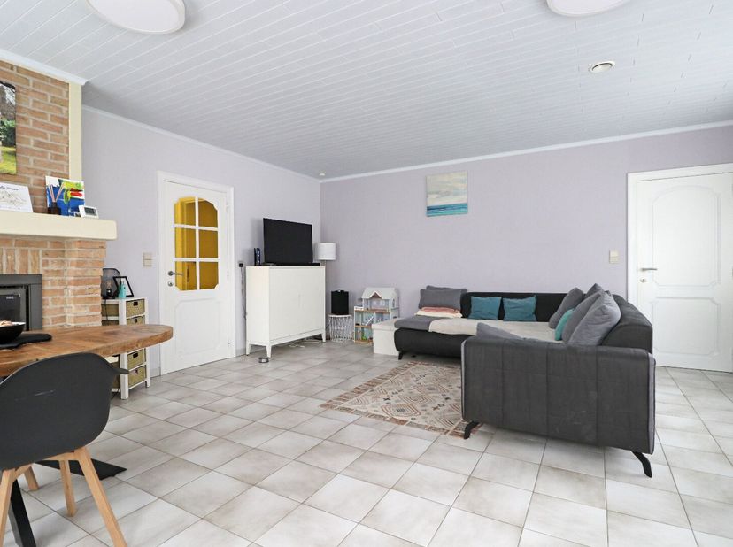 Op de verbindingsweg Kortrijk - Brugge te Meulebeke bevindt zich deze alleenstaande woning op een ruim perceel van 990 m2.&lt;br /&gt;
De woning bevindt zic