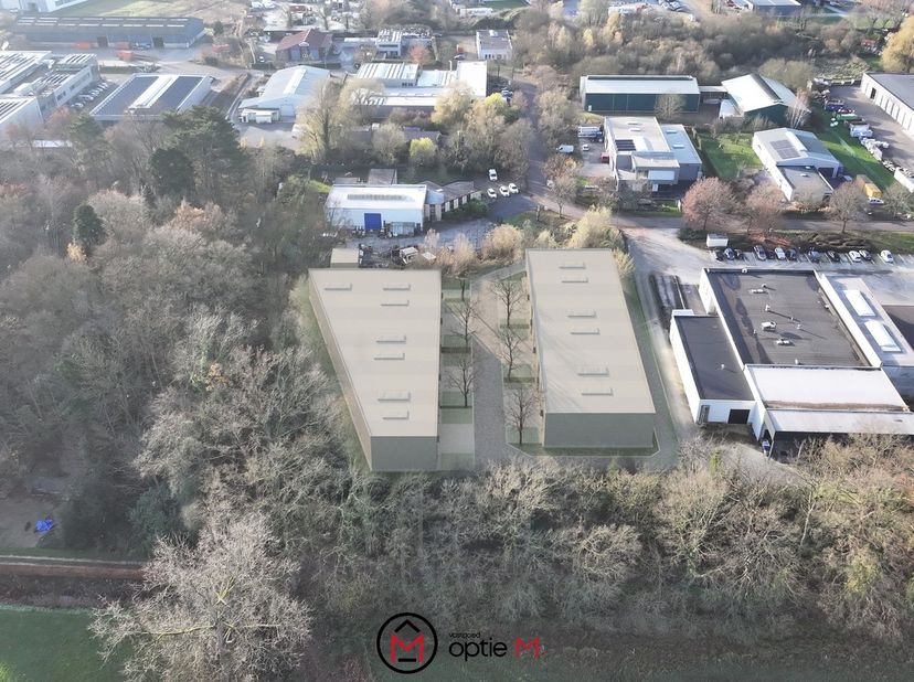 Gelegen in het noorden van Vlaams-Brabant, in de industriezone Molestede, vind je deze ruime KMO-unit in het bedrijvenpark Hoge Molen. Dankzij de uits