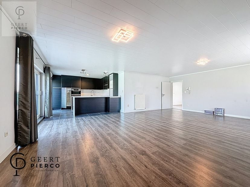 Dit ruim appartement gelegen boven een handelszaak moet je zeker gezien hebben.&lt;br /&gt;
De zee van ruimte die je hier gaat ontdekken is ongezien. &lt;br /&gt;