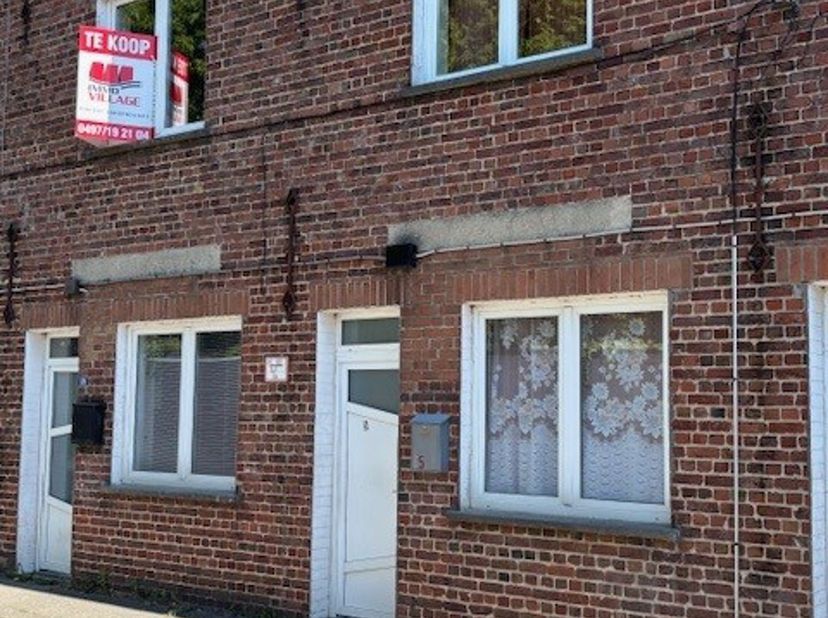Rijwoning met volgende indeling: living - leefruimte, bergruimte onder de trap, ingerichte keuken met kookplaat en cv- installatie, badkamer met ligba
