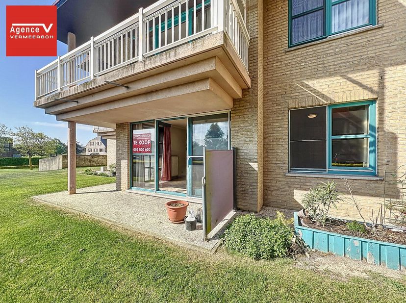 Dit aangenaam 1-slpkr appartement bevindt zich op het gelijkvloers van een residentieel villa-gebouw die werd opgetrokken in 1994 en dewelke omgeven i