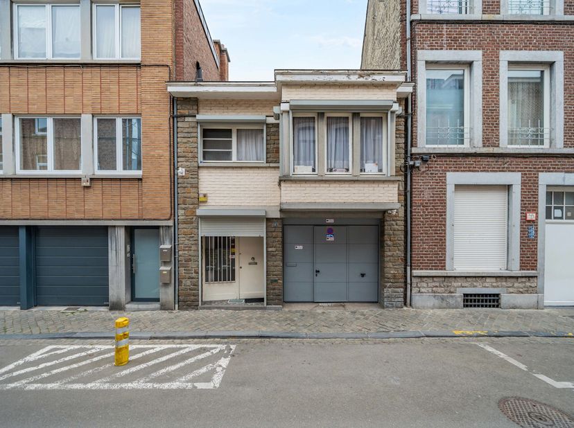 Située à proximité de toutes les commodités, maison deux façades se composant comme suit :&lt;br /&gt;
Au rez de chaussée : un hall d&#039;entrée, un chambre, un