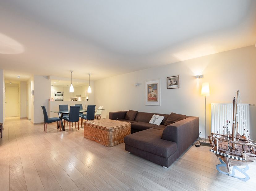 Ruim 3 slaapkamer appartement in een recent gebouw te Duinbergen&lt;br /&gt;
&lt;br /&gt;
Indeling: Woonkamer met open ingerichte keuken en terras vooraan, hoofds