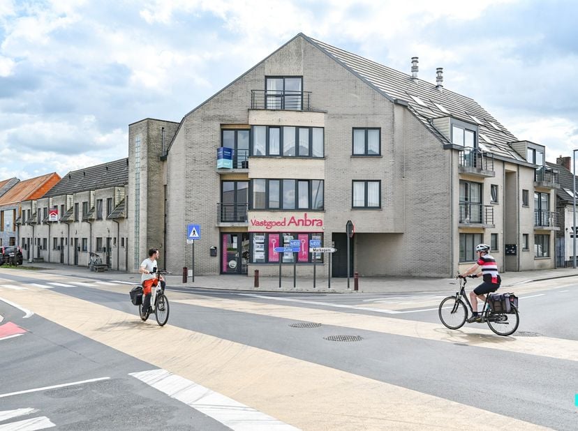 Bent u op zoek naar een ruim en energiezuinig appartement op een steenworp afstand van het bruisende centrum van Dentergem? Dan is dit prachtig duplex