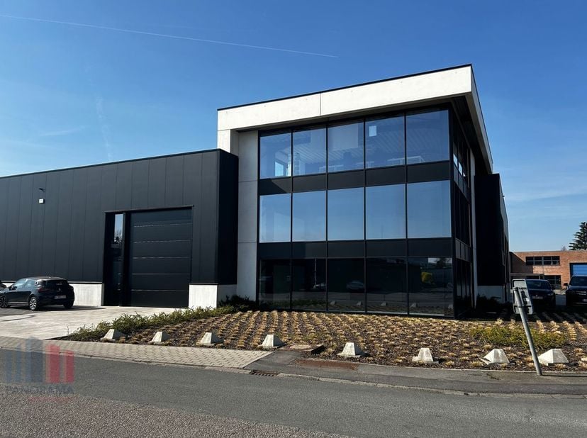 Moderne magazijnruimte van 330m², verdeeld over drie units van 110m² met kantoor/showroom van 145m² op het gelijkvloers. De magazijnruimte beschikt ov