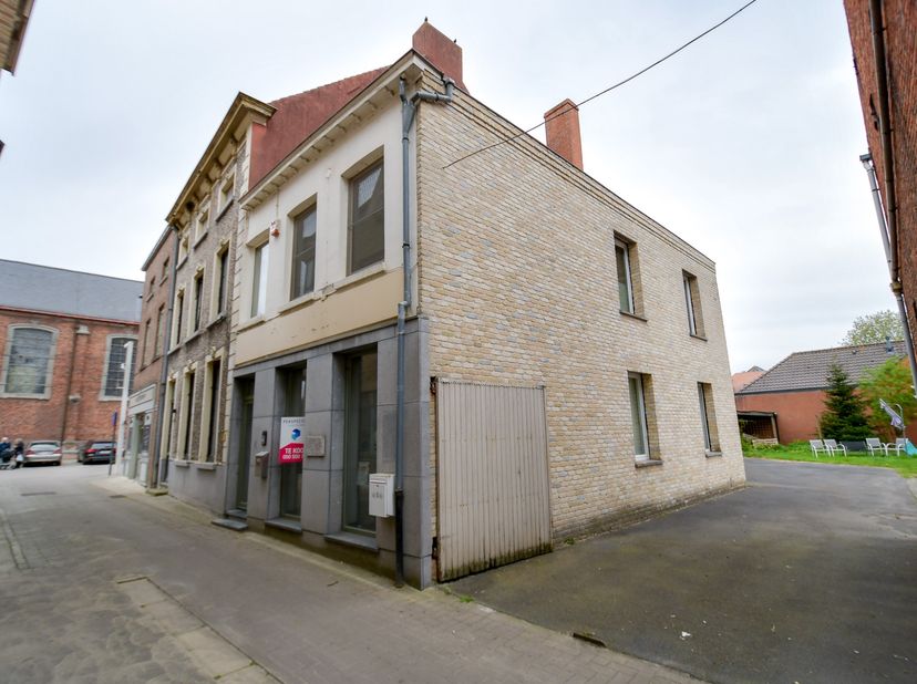 OEDELEM -  in het centrum van Oedelem gelegen ruim polyvalent handelspand bestaande uit HANDELSGELIJKVLOERS,  APPARTEMENT en TUIN.&lt;br /&gt;
&lt;br /&gt;
De han
