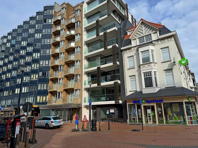 Cette propriété commerciale est stratégiquement située entre la digue et la rue commerçante très fréquentée, ce qui lui confère une excellente visibil