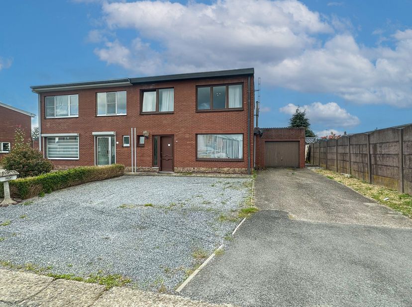 Bent u op zoek naar een woning met karakter en volop mogelijkheden om naar eigen smaak te renoveren? Deze ruime gezinswoning, gelegen op Wielewaalstra