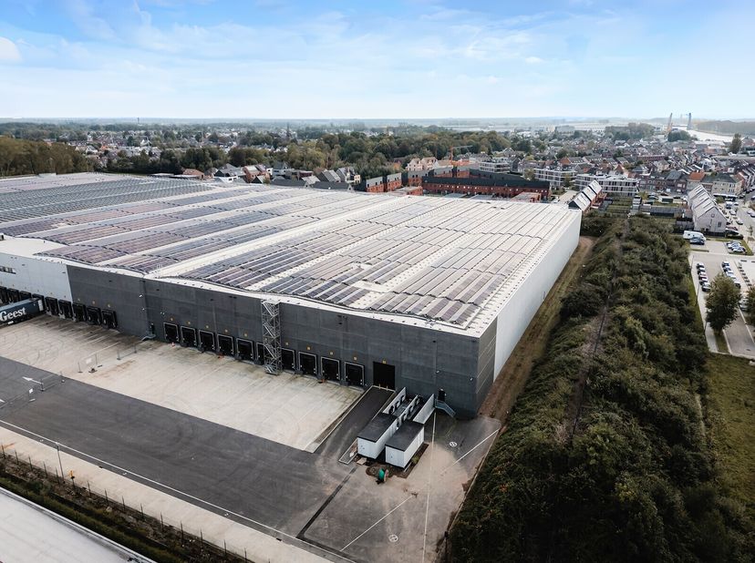 Dit recente magazijn te huur bevindt zich op een unieke locatie in Willebroek, in de directe nabijheid van de containerterminal en met uitstekende ver