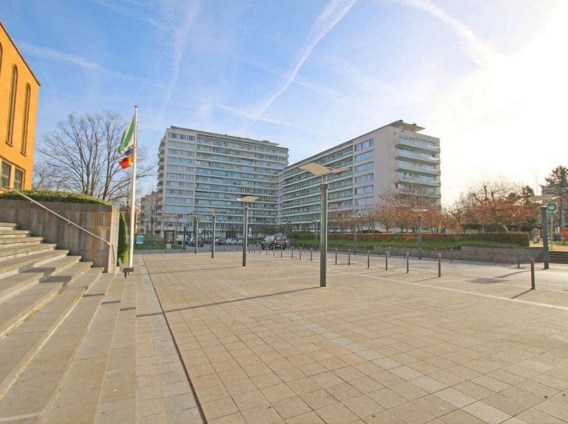 Zeer mooie studio (35m²) met terras, te Evere&lt;br /&gt;
&lt;br /&gt;
8e verdieping: Inkomhal met vestiaire met hoge driedelige schuifdeuren en bergingszoldertje