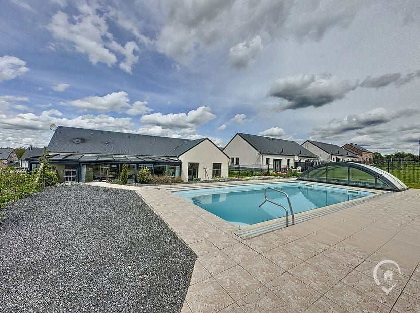 Vos agences Condrogest Beauraing biet deze recente villa aan, gelegen in het charmante Ardense dorpje Foisches, in een rustige omgeving, dicht bij Bel