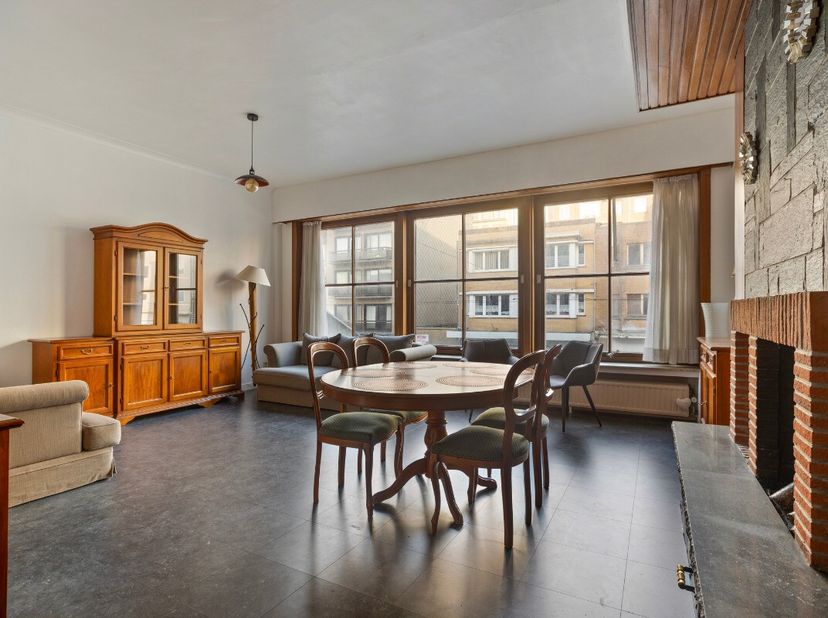 De Panne: Ruim 1-slaapkamer appartement te koop! Dit charmante appartement ligt in een kleinschalige residentie, op enkele stappen van de zee en het c