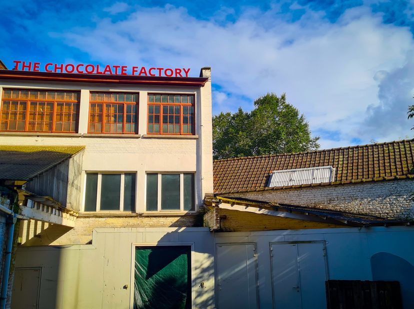 Ontdek de mogelijkheden van deze karaktervolle oude chocoladefabriek &quot;Meyers,&quot; met een indrukwekkende totale vloeroppervlakte van 1200m². Dit unieke p