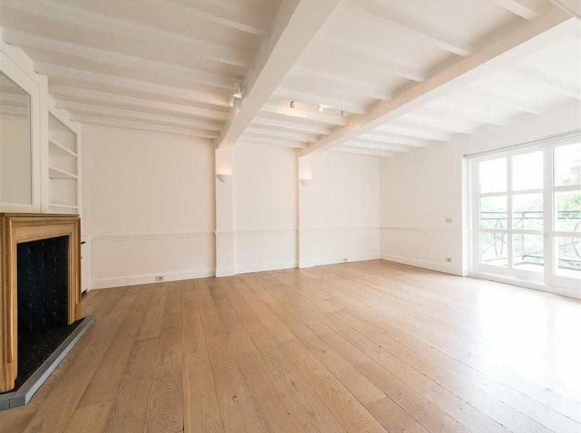 Idéalement situé à deux pas du rond point Montgomery, au quatrième étage d&#039;un immeuble vaste appartement d&#039;une superficie brute selon PEB de ± 234 m²,