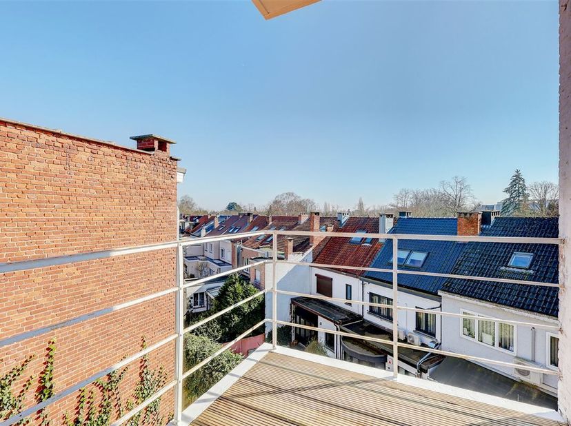 Dit instapklare appartement staat te koop in de Dennenlaan in Wilrijk. Op wandelafstand vinden we het centrum van Wilrijk, Park Den Brandt, het Middel