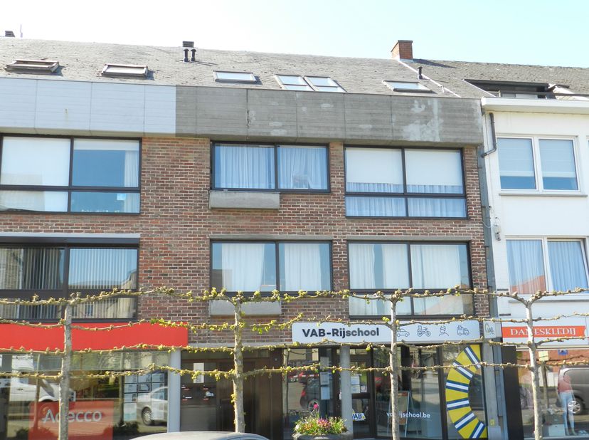 Nabij de Burg van Torhout is dit recent vernieuwd en opgefrist appartement te vinden.&lt;br /&gt;
Dit ruime appartement (+/- 95m²) is gelegen op het eerste