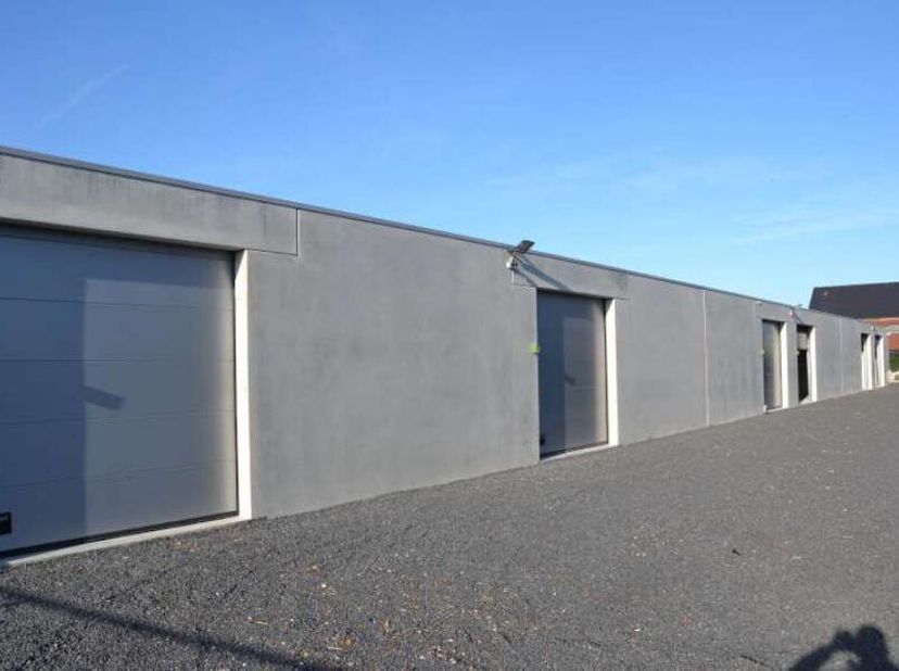 Nieuwbouw loods van 72m² die uitermate geschikt is voor een zelfstandige of bijberoeper.Indeling Loods: Volgende nutsvoorzieningen zijn aanwezig: - el
