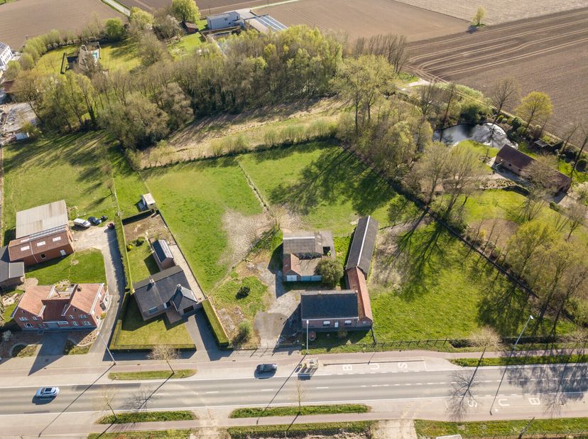 Renovatiepand/ projectgrond gelegen op een commerciële ligging langs de Diksmuidesteenweg 40, 8840 Staden. (gehucht Sleihage) vlakbij belangrijke inva