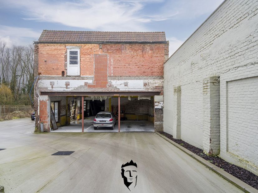 Welkom in de Kortrijksesteenweg 138 waar we deze te renoveren loods terugvinden. Achteraan de nieuwbouwresidentie situeert zich deze loods van 400 m2