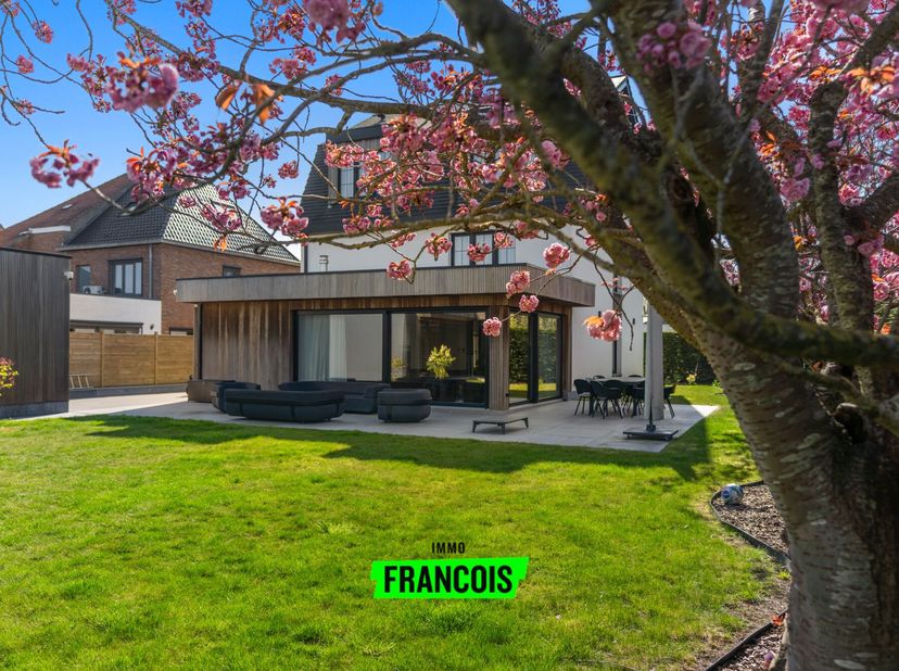 Exclusieve villa in Oostende - Stene: een stijlvolle oase van rust en ruimte&lt;br /&gt;
In het geliefde en groene Stene, op een steenworp van de kust en he