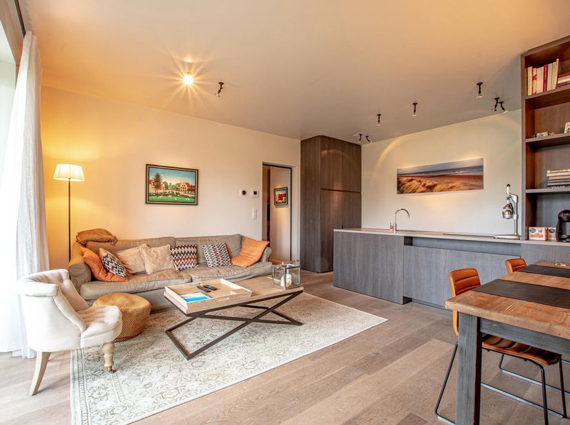 TE HUUR: Mooi gemeubeld tuin appartement in duinenwater&lt;br /&gt;
Indeling: inkomhal met gastentoilet en vestiaire, volledig geïnstalleerde open keuken me