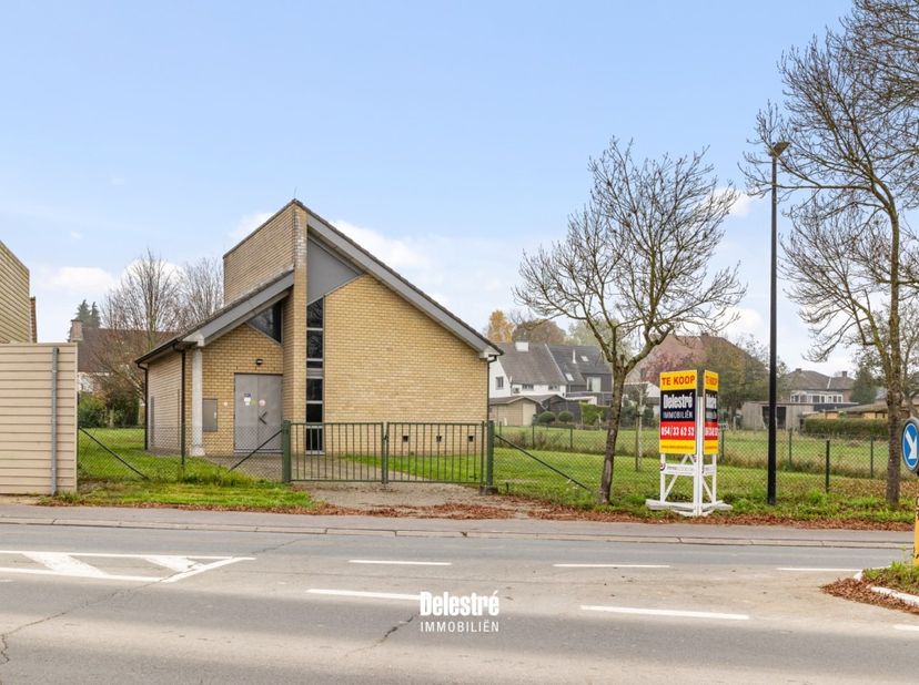 Meer info of een bezoek via stephanie@immodelestre.be. &lt;br /&gt;
Deze polyvalente eigendom is zeer gunstig gelegen op een makkelijk bereikbare baanlocati
