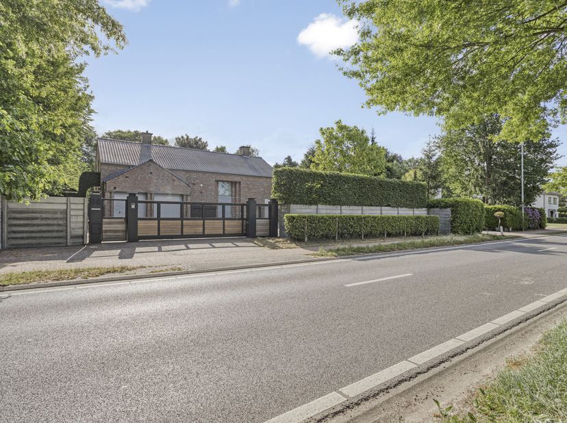 Indeling als volgt:&lt;br /&gt;
Gelijkvloers:&lt;br /&gt;
- Riante inkomhal met veel lichtinval, op tegelvloer (natuursteen). Voorzien van gastentoilet en vestiai