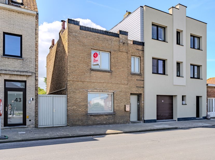 Rijwoning met 3 slaapkamers te koop te Westende (Lombardsijde), Schoolstraat 45. De woning beschikt o.a. over 3 slaapkamers en een grote tuin en situe