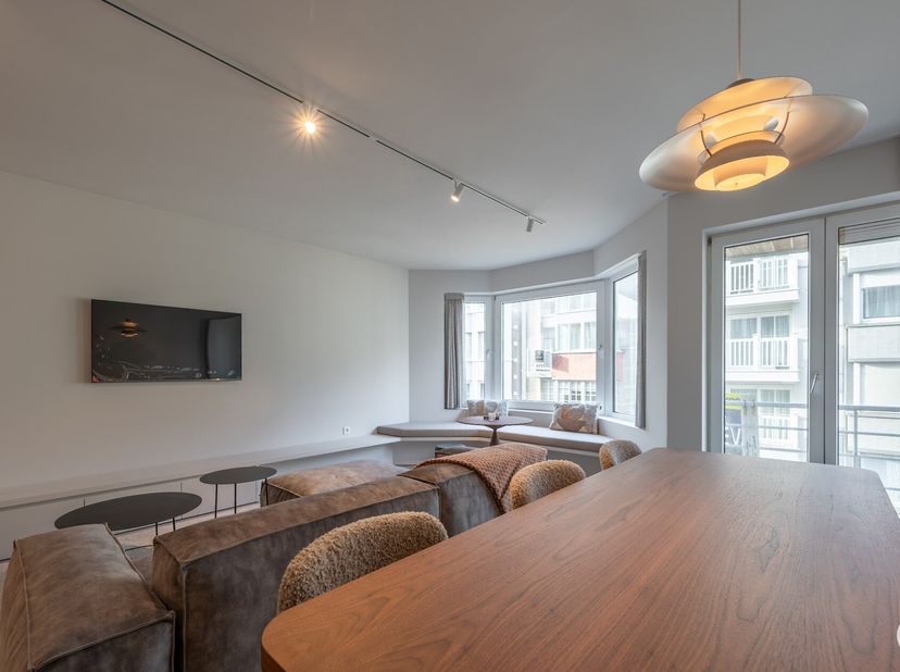 Bel appartement rénové avec vue latérale sur la mer, situé à proximité de la Place du Triangle et de la digue à Knokke.&lt;br /&gt;
Disposition:&lt;br /&gt;
Hall