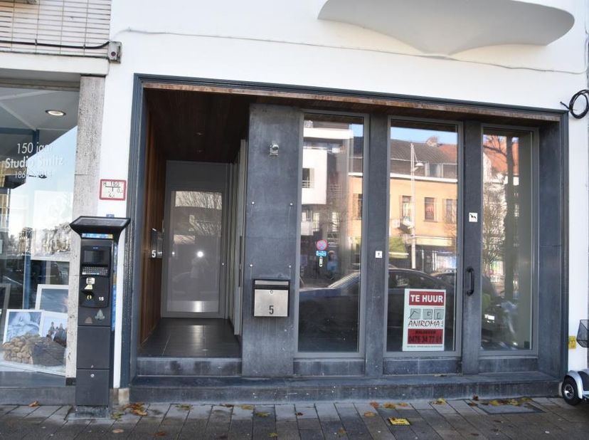 Handelspand te huur in het centrum van Eeklo. Zeer gunstig gelegen nabij de Markt met een drukke passage van voetgangers, fietsers en doorgaand auto-