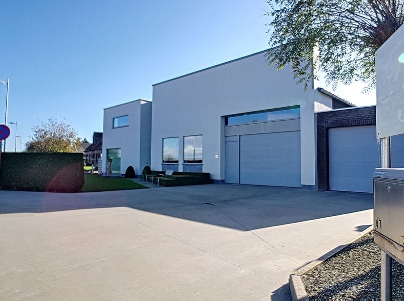 Luxe woning met luxe keuken en extra appartement. Diverse mogelijkheden. Verdere kenmerken: natuursteen, twee terrassen, houtkachel appartement, gaska