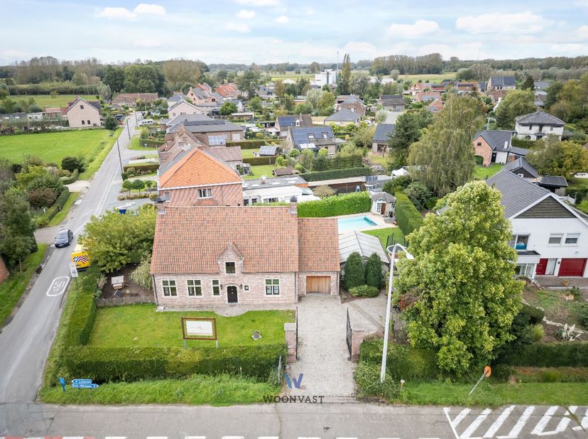 Deze charmante landelijke villa, gelegen op de verbindingsweg tussen Waasmunster en Lokeren, werd reeds grotendeels gerenoveerd. Hierbij werden onder