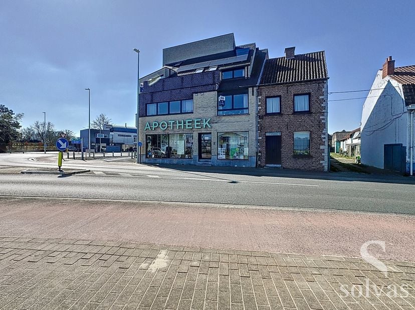 Het appartement beschikt over een ruime woonkamer, een keuken, een badkamer, een slaapkamer en een kelderberging. Daarnaast is er ook een balkon waar