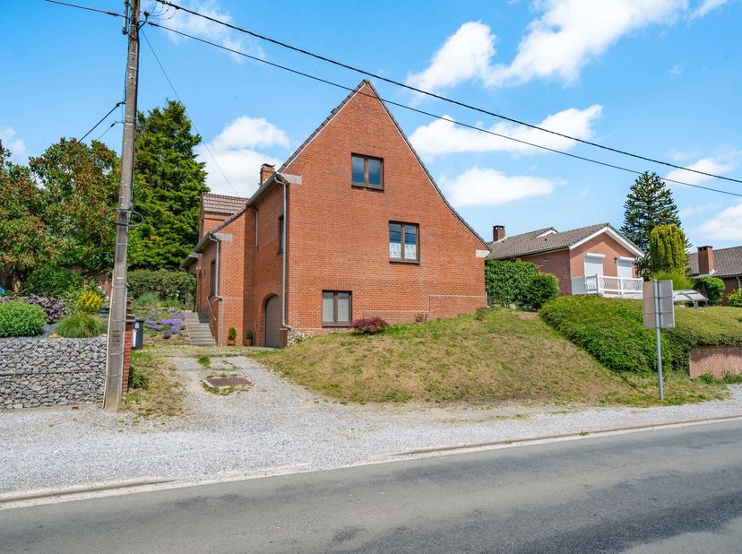 Imposante villa en demi niveau située à proximité des grands axes et des facilités comprenant:&lt;br /&gt;
Hall d&#039;entrée - WC Individuel - Bureau - Living -