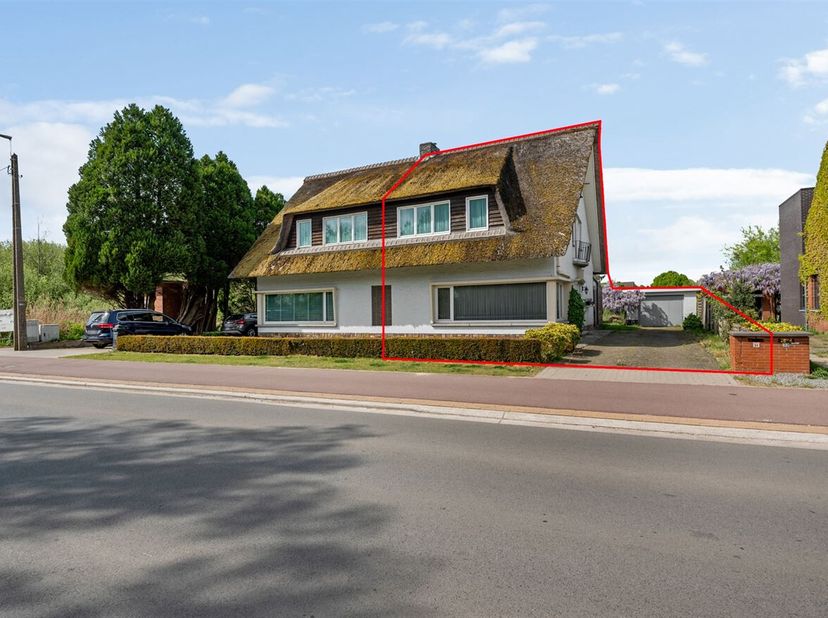 Op de grens met Vorselaar, in een rustige en groene omgeving, vindt u deze te renoveren halfopen woning. De woning is ideaal voor wie houdt van ruimte