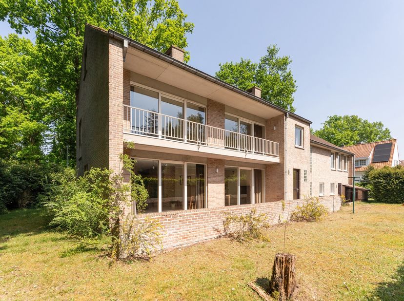 Dankzij de grote bruikbare vloeroppervlakte van 445m² is dit pand ideaal voor wie WONEN EN WERKEN wenst te COMBINEREN.&lt;br /&gt;
De locatie vormt de ideal