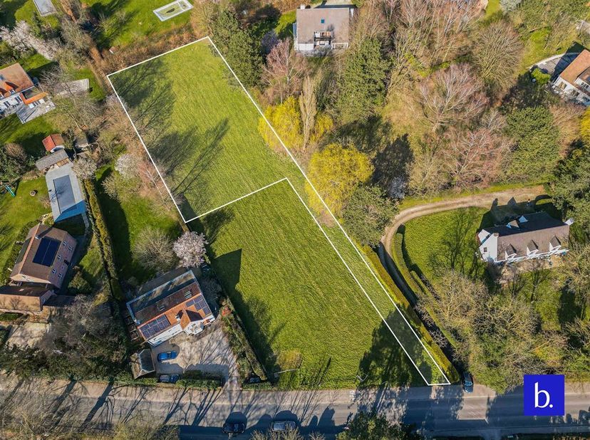 LASNE - Prachtige bouwkavel te koop in de buurt van Le Messager Unieke kans om een terrein van 19,33 ha te verwerven. Gelegen in een chique wijk van O