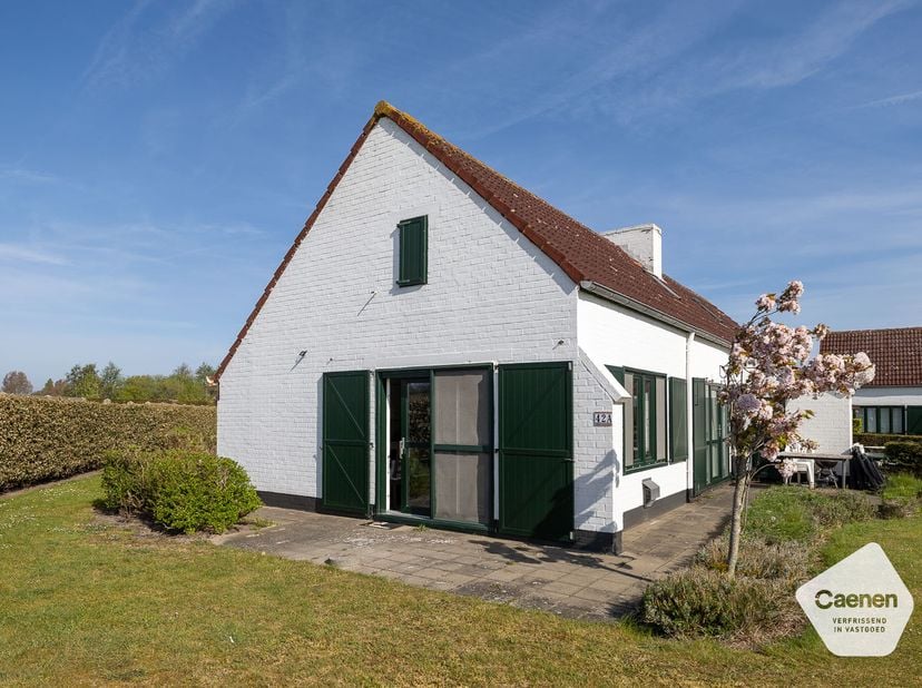 Ontsnap naar de kust en ontdek de mogelijkheden van deze vakantiewoning, ideaal gelegen in het charmante en groene domein &#039;t VELD te Westende. Deze zo