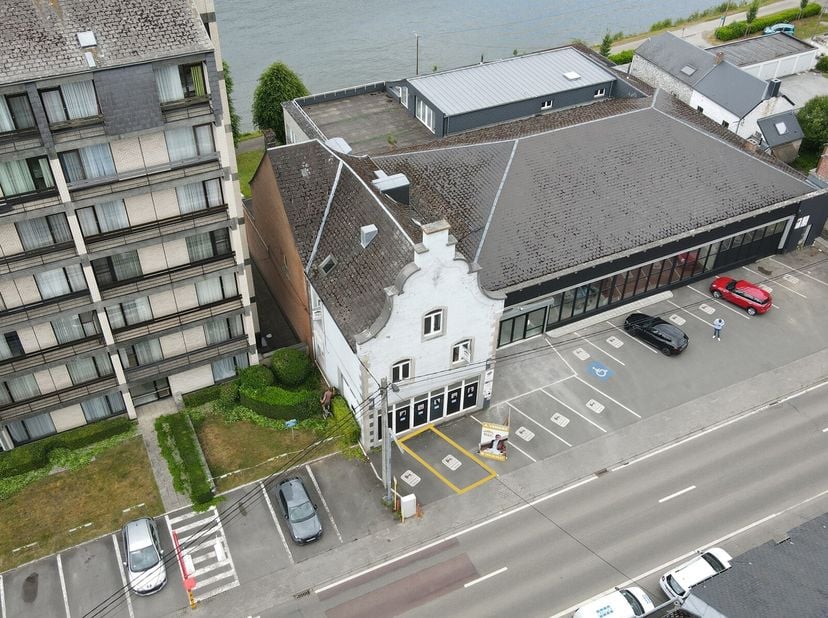 Opportunité à saisir ! 4 places de parking extérieures, facilement accessibles, idéalement situées à proximité immédiate de la gare et des grands axes
