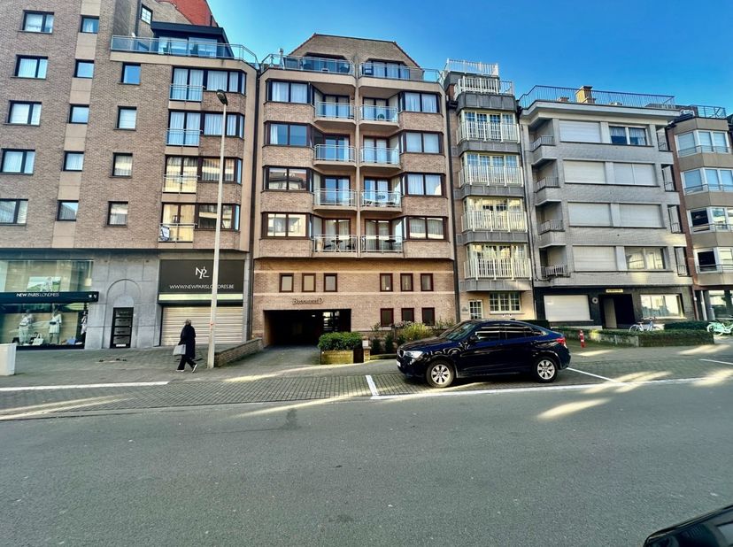 À louer: Emplacement de parking  dans la résidence Broomfield près de l&#039;avenue Lippens et à quelques pas de la digue. L&#039;emplacement est situé au nivea